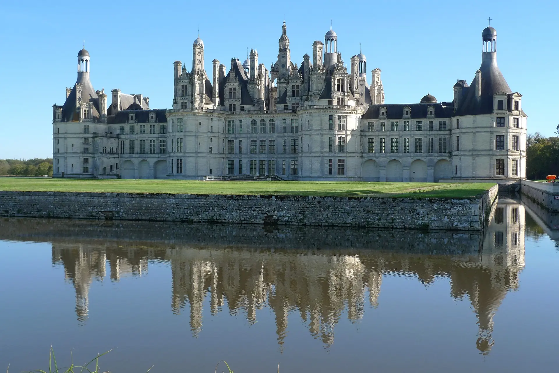Zamek Château de Chambord - historyczny pomnik Francji, odzwierciedlenie bogactwa francuskiej historii.