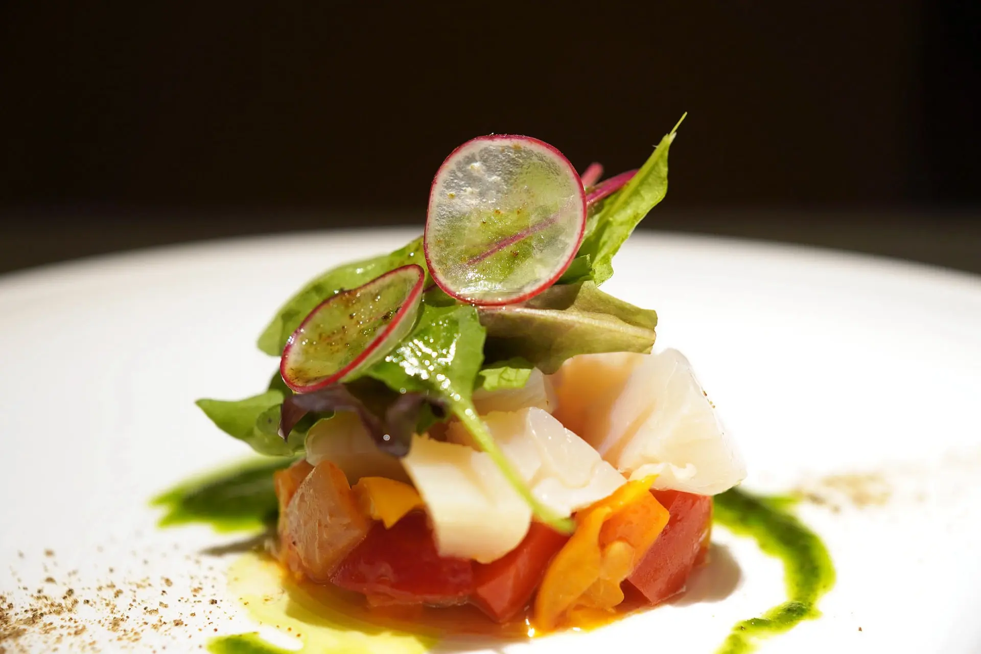 Kuchnia Francji: Ilustracja przedstawiająca kulinarną rozkosz tradycyjnych dań, takich jak Boeuf Bourguignon, Ratatouille i Coq au Vin. Widoczne są również malownicze krajobrazy winnic, różnorodność serów oraz eleganckie wnętrza francuskich restauracji.