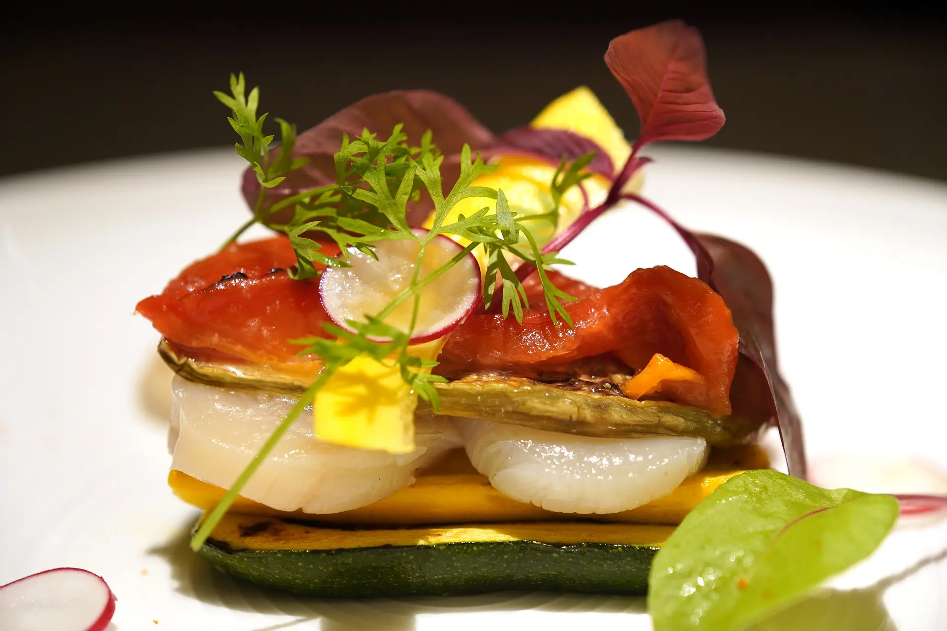 Francuski stół z różnorodnymi potrawami i winami - kulinarna wykwintność i rozkosz