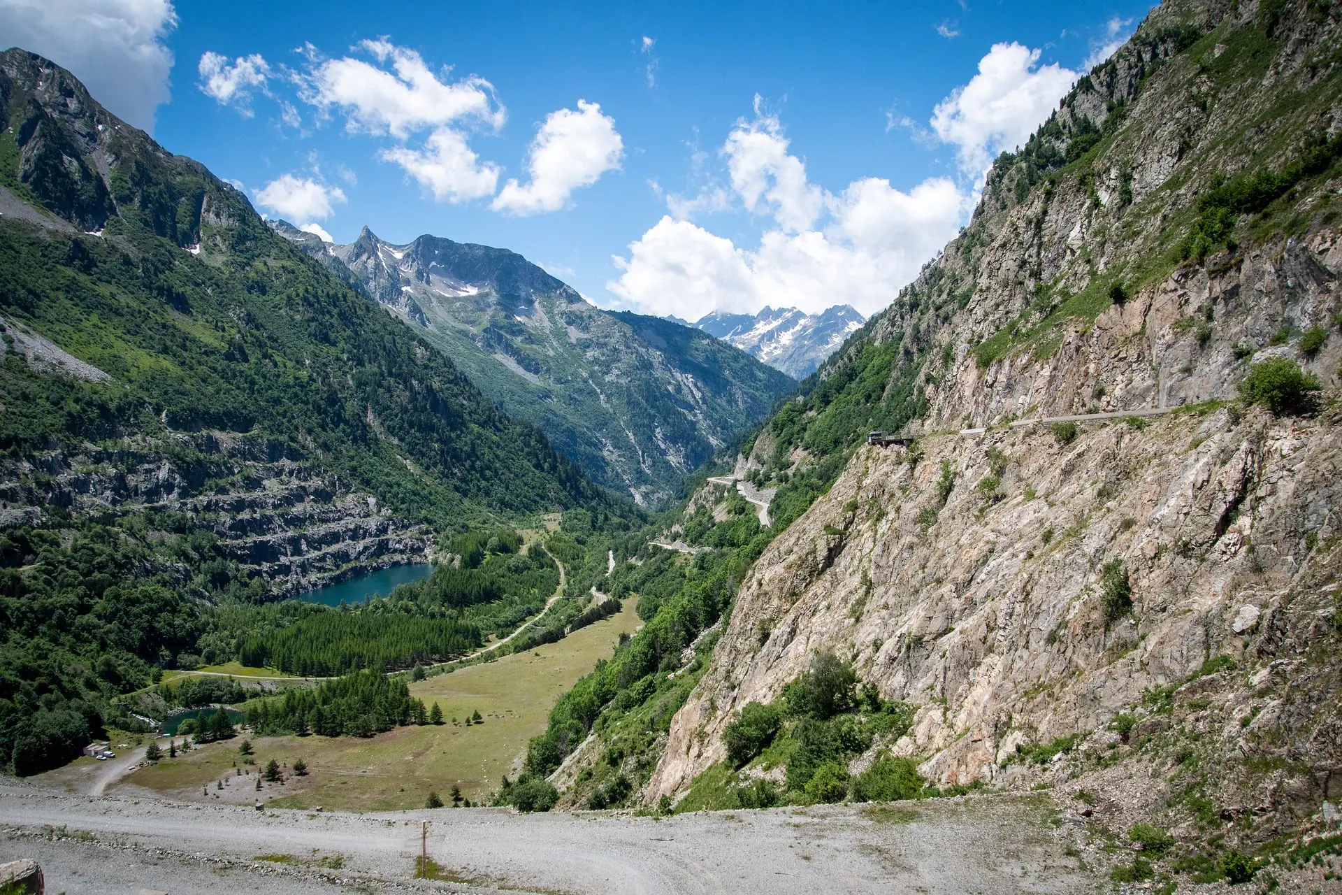 Podsumowanie Podróży po Francji: Ilustracja przedstawiająca sceny podróży przez francuskie krajobrazy, zabytki i atrakcje turystyczne, uwieczniając niezapomniane chwile podróży i odkrywania dziedzictwa kraju.